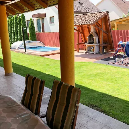 Hétvégi ház Sunny Medencés Ház